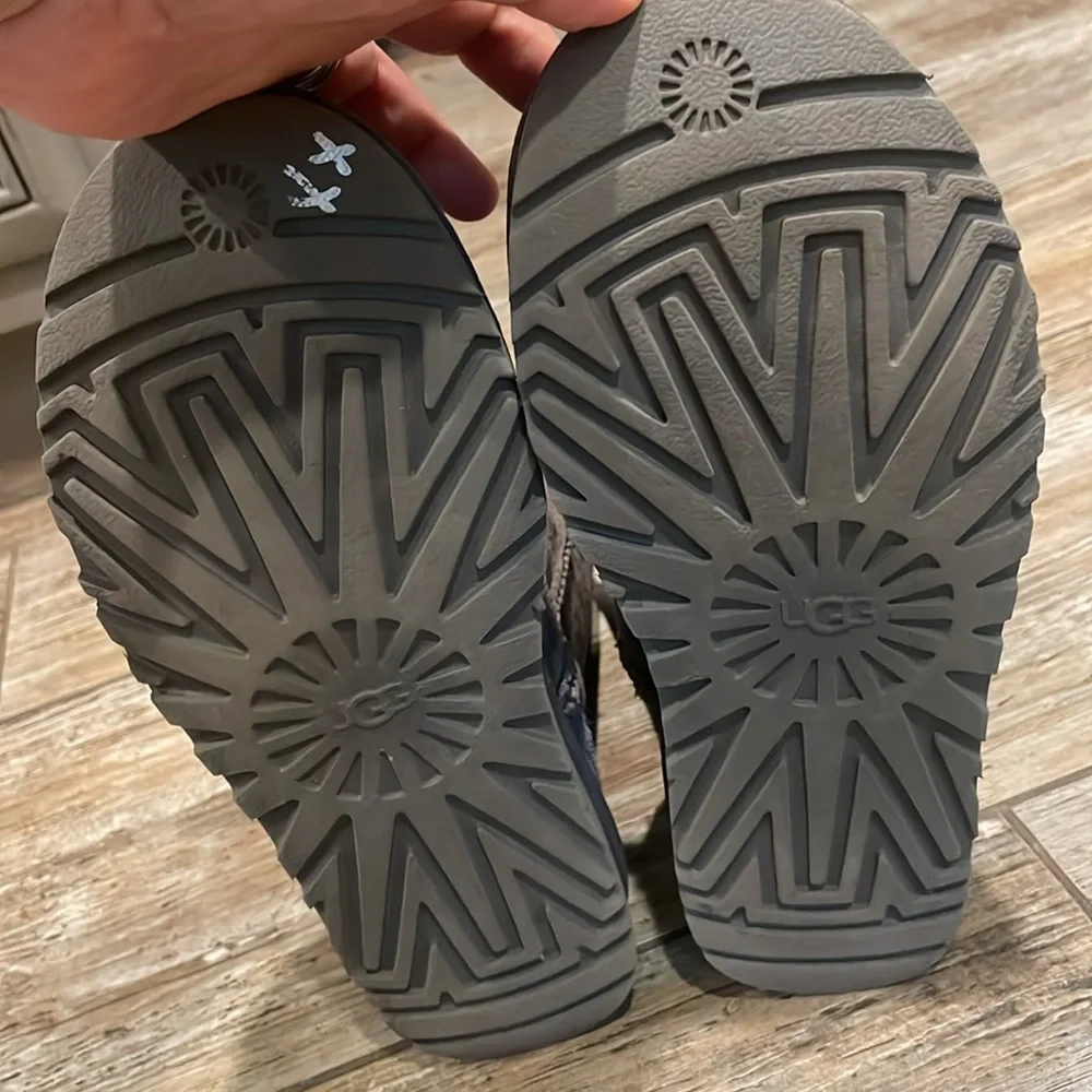 UGG Classic Short II Boots - Picture 6 of 7